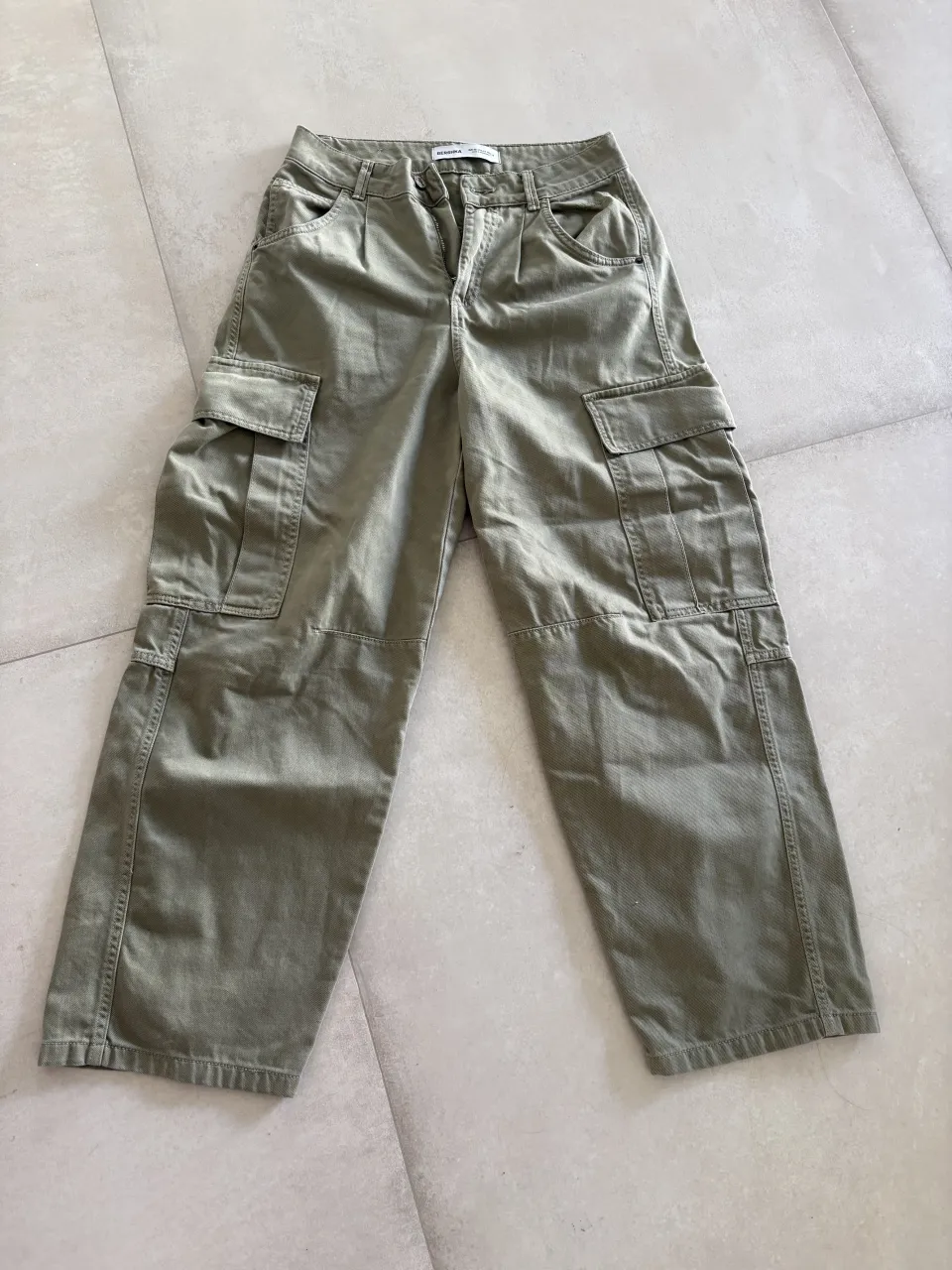 Pantalon cargo color verde. Talle 36 de Bershka. Sin uso.
