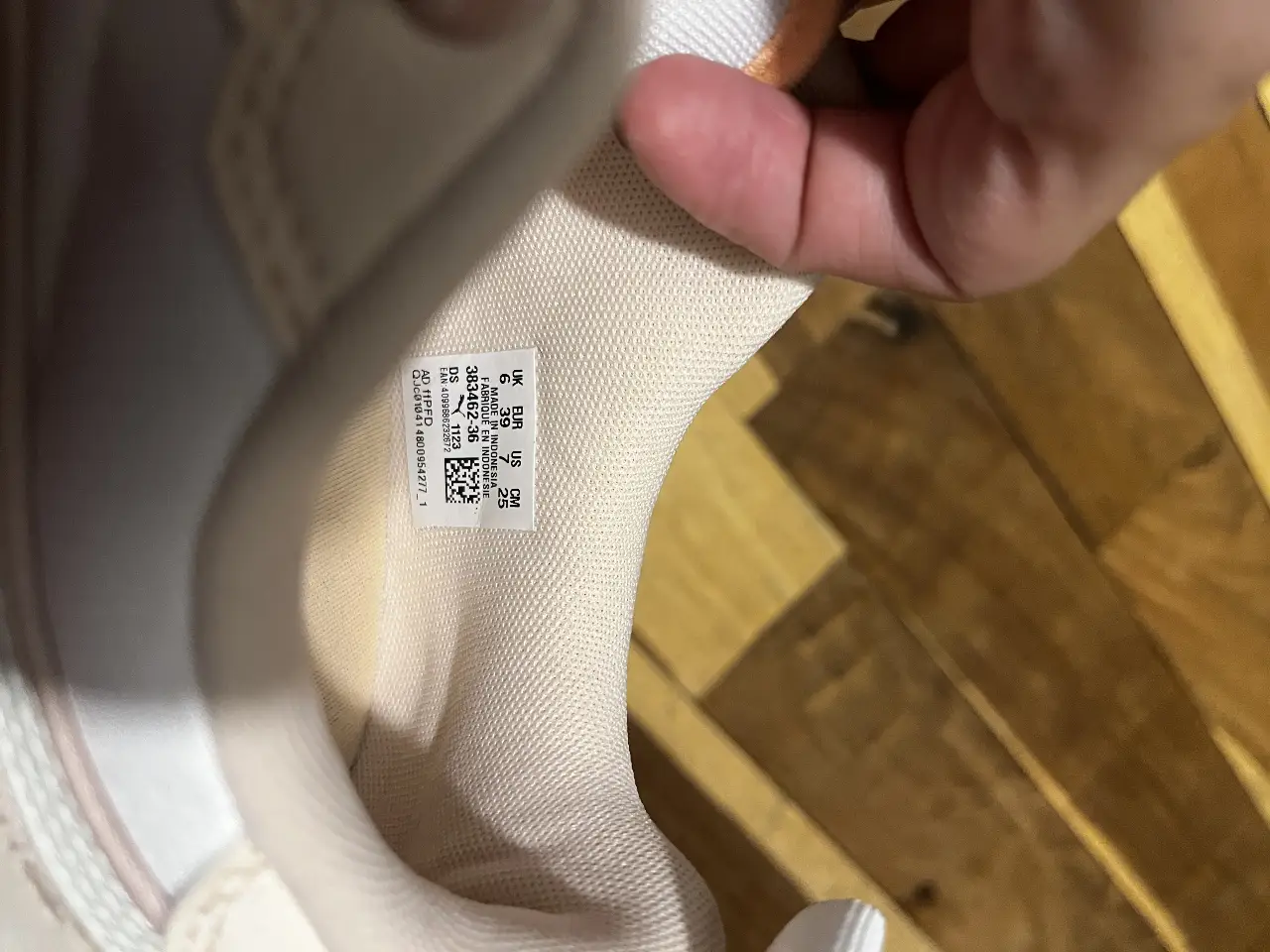 Zapatillas Puma para mujer, color blanco y detalles en crudo y rosa. Ideales para un look casual y cómodo.