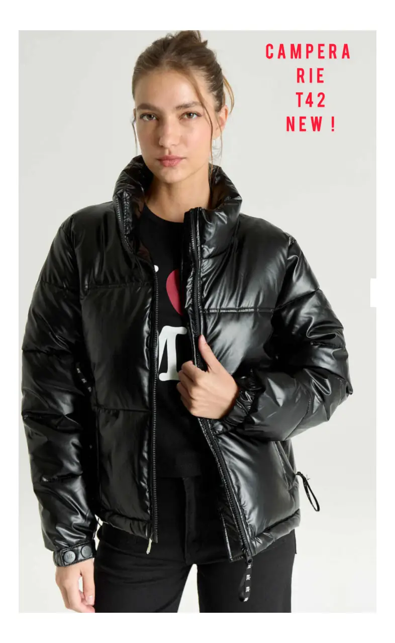 Campera puffer negra de la marca RIE, talle T42. Ideal para el invierno, con un diseño moderno y abrigado. Cuenta con cierre y detalles en los puños.