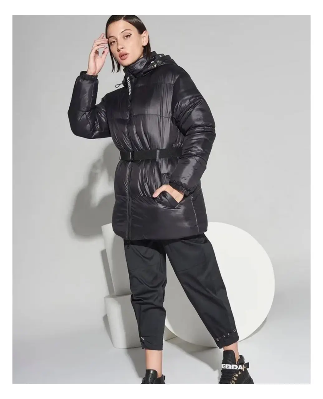 Campera puffer negra con cinturón . Marca GINEBRA. Ideal para el invierno, abrigada y con capucha ajustable y desmontable. Nueva sin uso 
