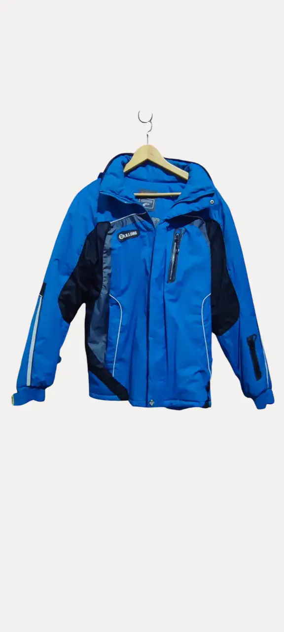 Campera de ski azul con detalles en negro, ideal para la nieve. Cuenta con capucha, varios cierres impermeables frontal y bolsillos. Perfecta para mantenerte abrigado y protegido en la montaña. Tela impermeable. 