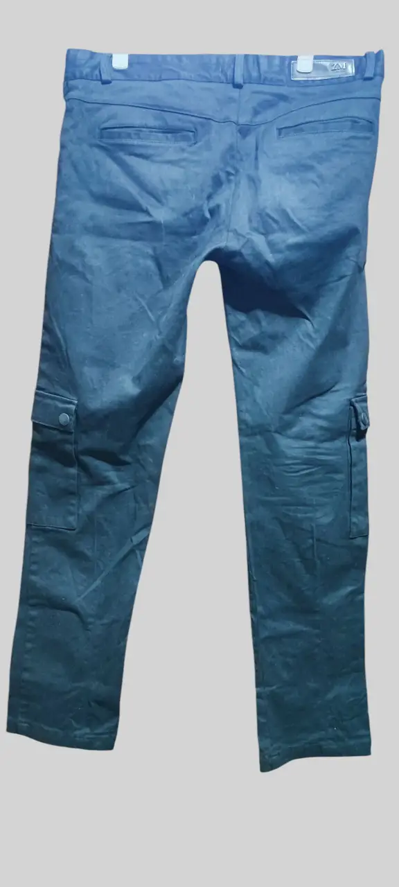 Pantalón cargo negro de hombre, con bolsillos laterales y detalle de botón con la marca Zara Man. Talle 44 EUR. tela: Gabardina elastizada