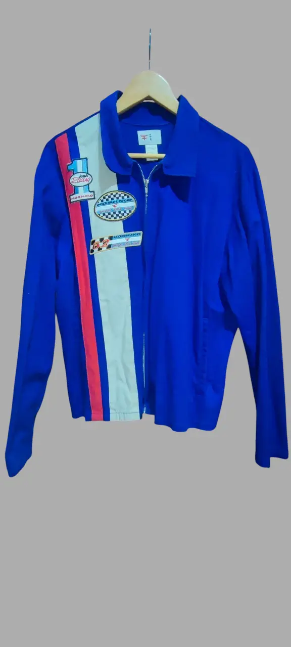 Campera deportiva azul con detalles en blanco y rojo, con cierre y parches de Kosiuko Racing. Ideal para un look retro y casual.Excelente estado! 