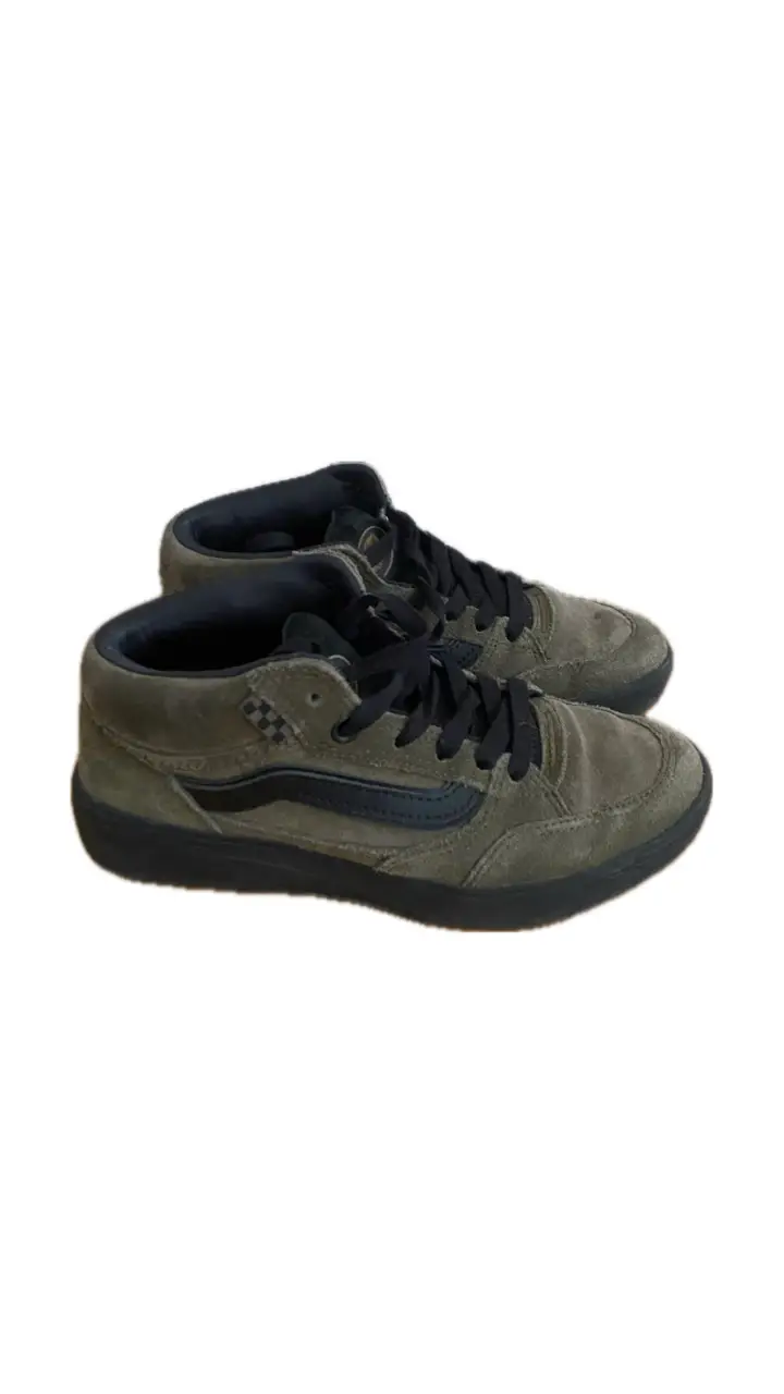Zapatillas Vans, modelo mid, color verde con detalles en negro. Ideales para un look skater o casual.