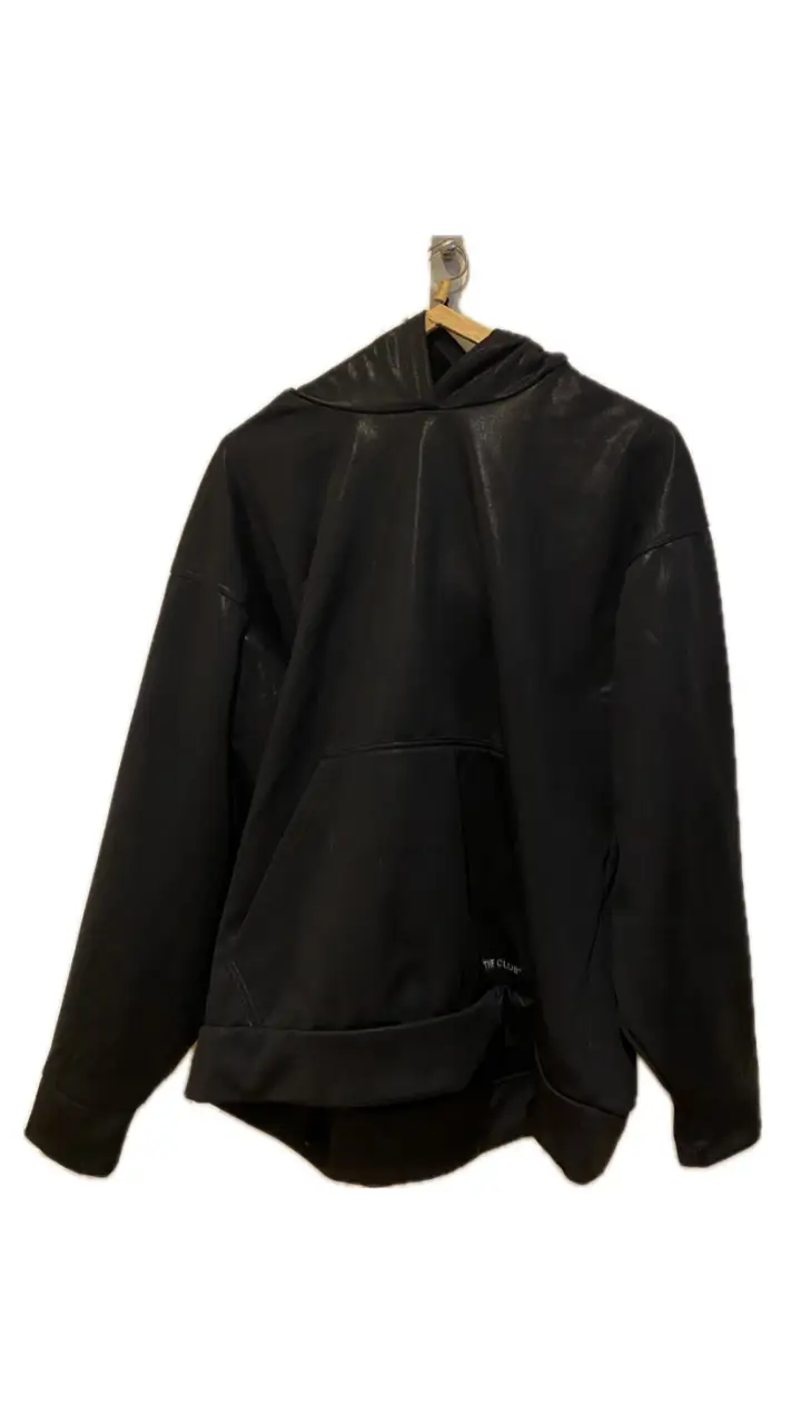 Buzo negro con capucha, estilo canguro. Ideal para un look casual y urbano. Confeccionado en un material similar al cuero, este buzo ofrece un toque moderno y sofisticado. Perfecto para combinar con jeans o pantalones deportivos.