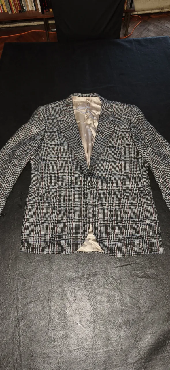 Saco de vestir a cuadros con forro interno satinado.