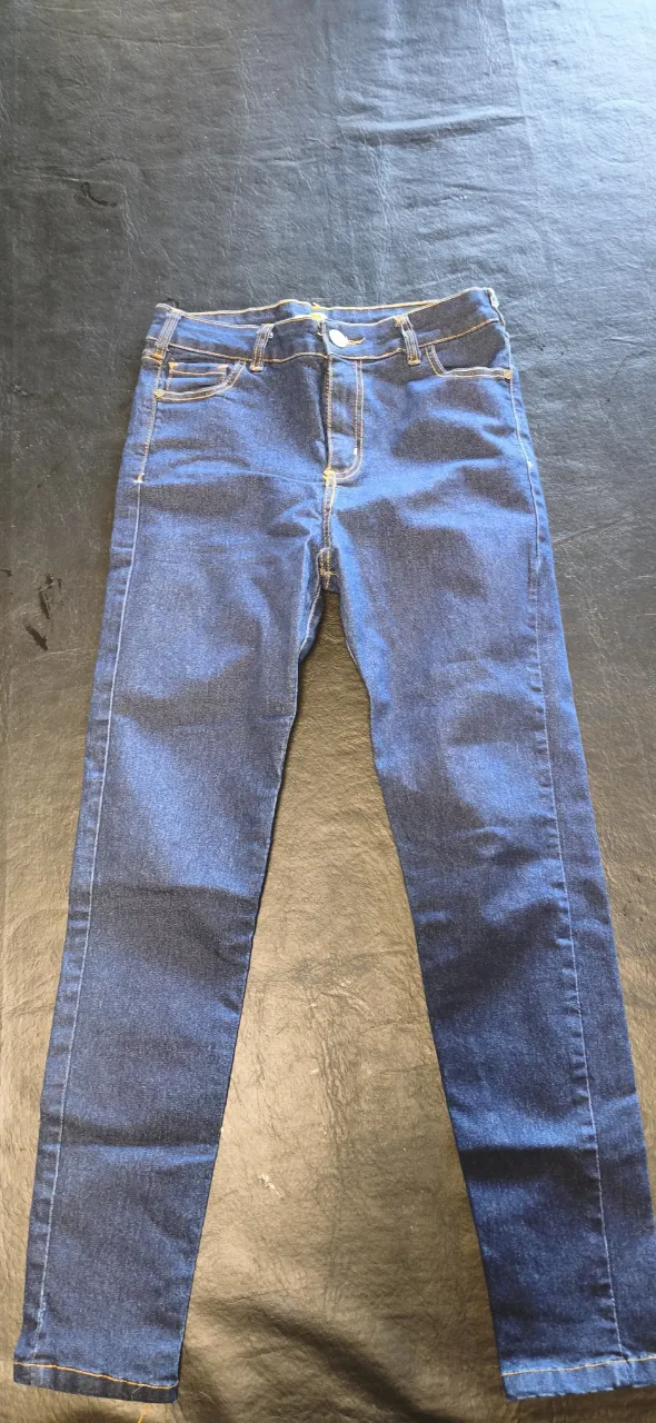 Jeans de corte clásico en color azul. Presentan costuras en color ocre y bolsillos delanteros y traseros.