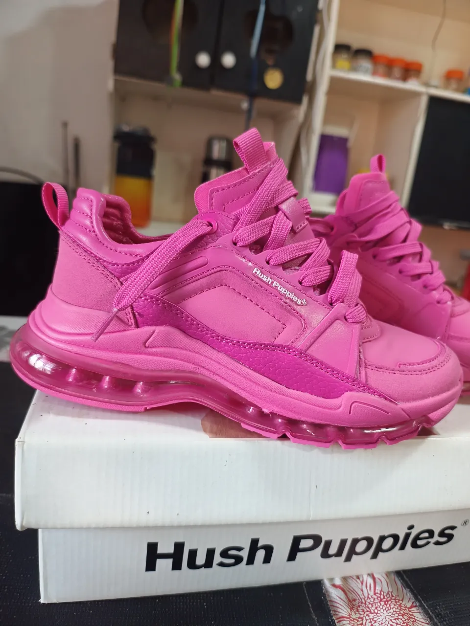 Zapatillas deportivas súper cómodas y cancheras en color rosa vibrante. Ideales para el día a día o para darle un toque deportivo a tu outfit. ¡No te las pierdas!
