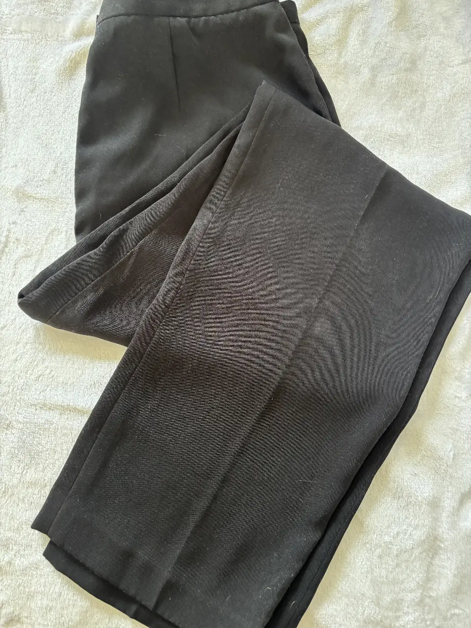 Pantalón sastrero negro, ideal para un look formal o de trabajo. Corte recto y clásico, confeccionado en un tejido de calidad.