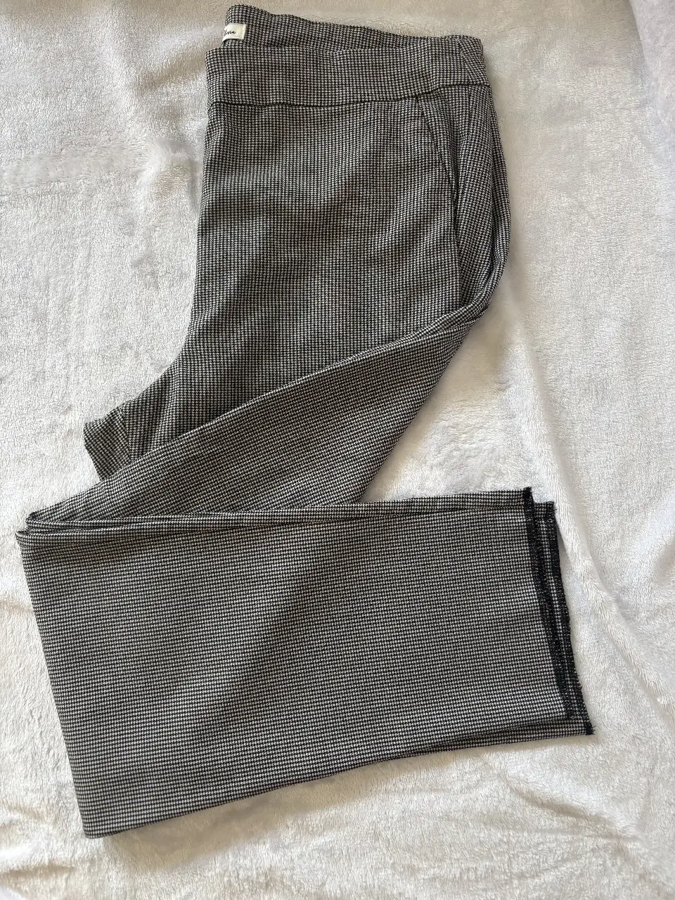 Pantalón sastrero de mujer, con estampado de pata de gallo en tonos grises y blancos. Tiro medio, corte recto y bolsillos laterales. Ideal para un look formal o de oficina. Stretch. Súper cómodo. 