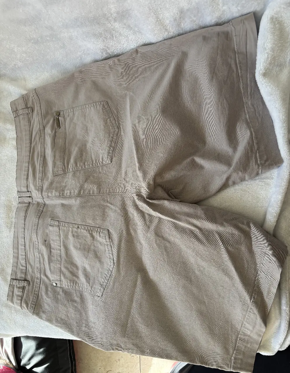 Short de mujer color gris, ideal para un look casual y cómodo. Confeccionado en gabardina stretch, este short ofrece un ajuste relajado y versátil para el día a día. Perfecto para combinar con remeras y zapatillas.