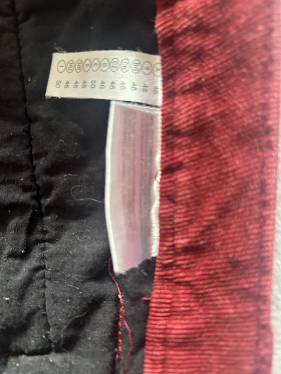 Pantalón de corderoy bordó, ideal para un look casual y cómodo. Talle 46. Stretch. 