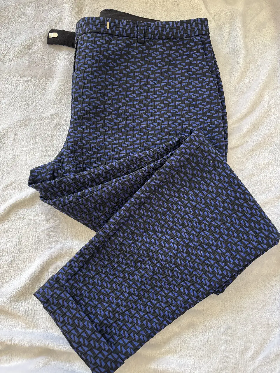 Pantalón sastrero de mujer con estampado geométrico stretch en tonos azul y negro. Corte recto y elegante, ideal para un look de trabajo o una salida formal. Confeccionado en tela de calidad, este pantalón ofrece comodidad y estilo.