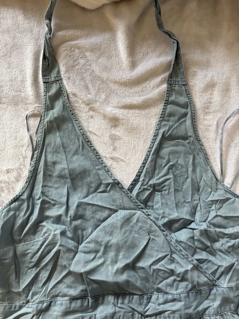 Vestido medio de jean con escote en V y detalle cruzado. Ideal para un look casual y fresco. nunca se usó