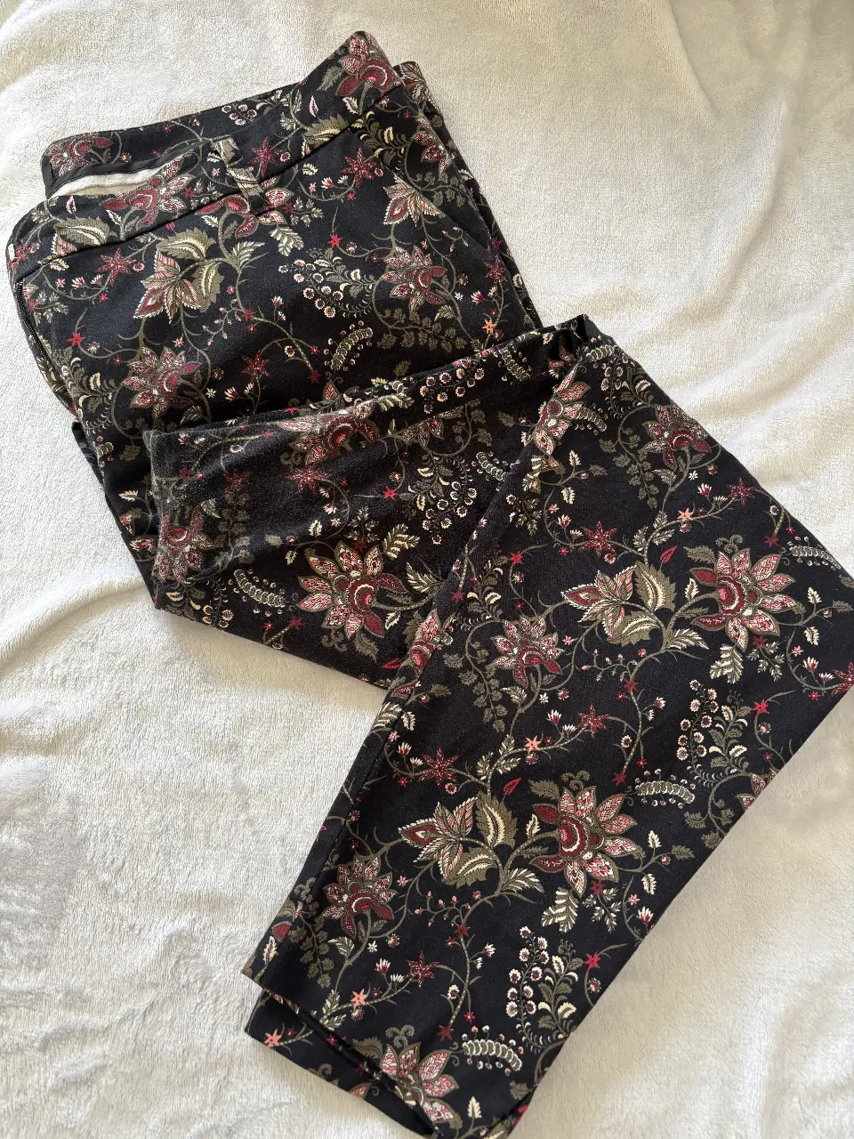 Pantalón sastrero de mujer con estampado floral en tonos oscuros. Ideal para un look elegante y sofisticado. Confeccionado en tela de calidad, este pantalón ofrece un ajuste perfecto y un estilo atemporal. Perfecto para combinar con blusas o camisas.