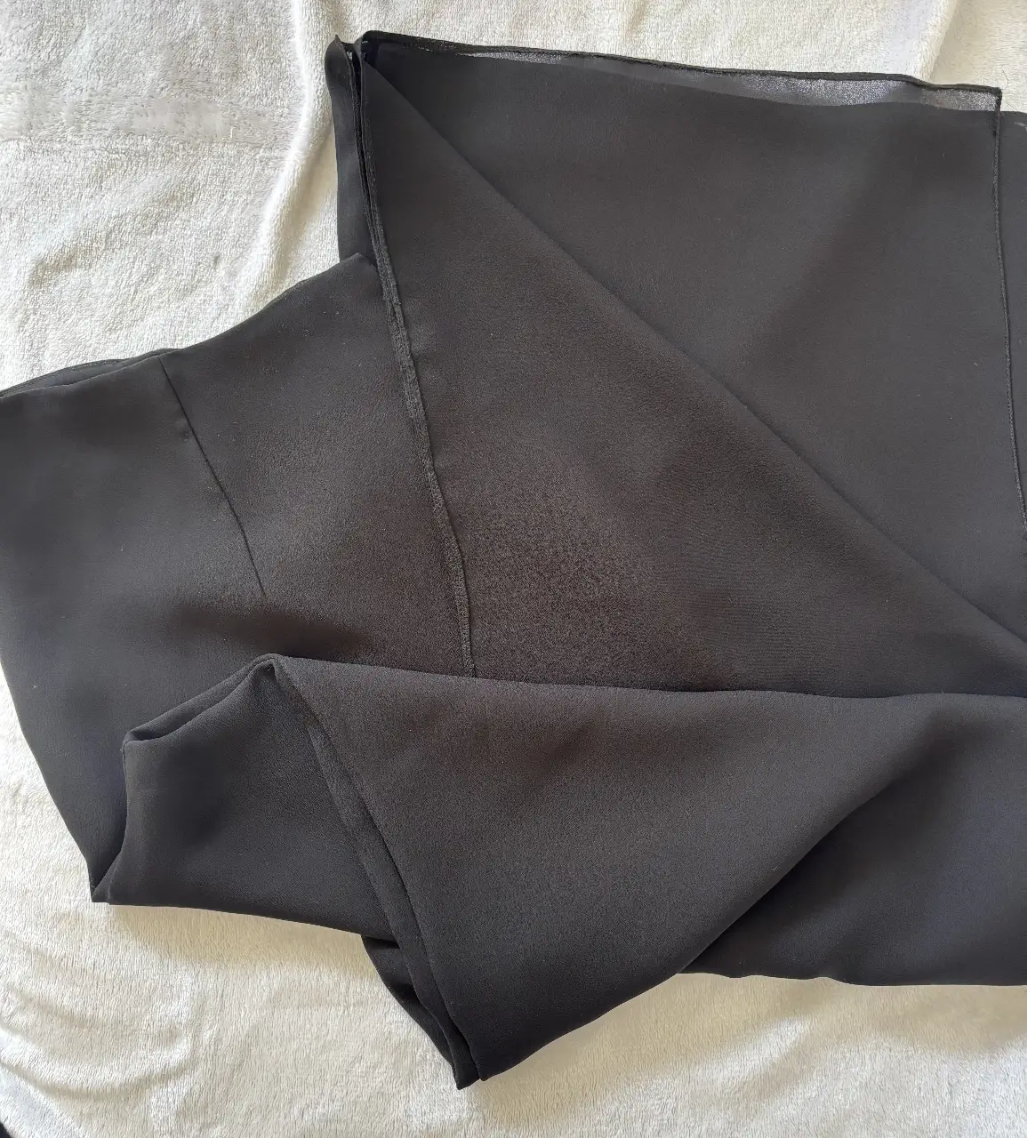 Vestido largo negro, ideal para eventos formales o fiestas. Confeccionado en tela fluida y elegante.
