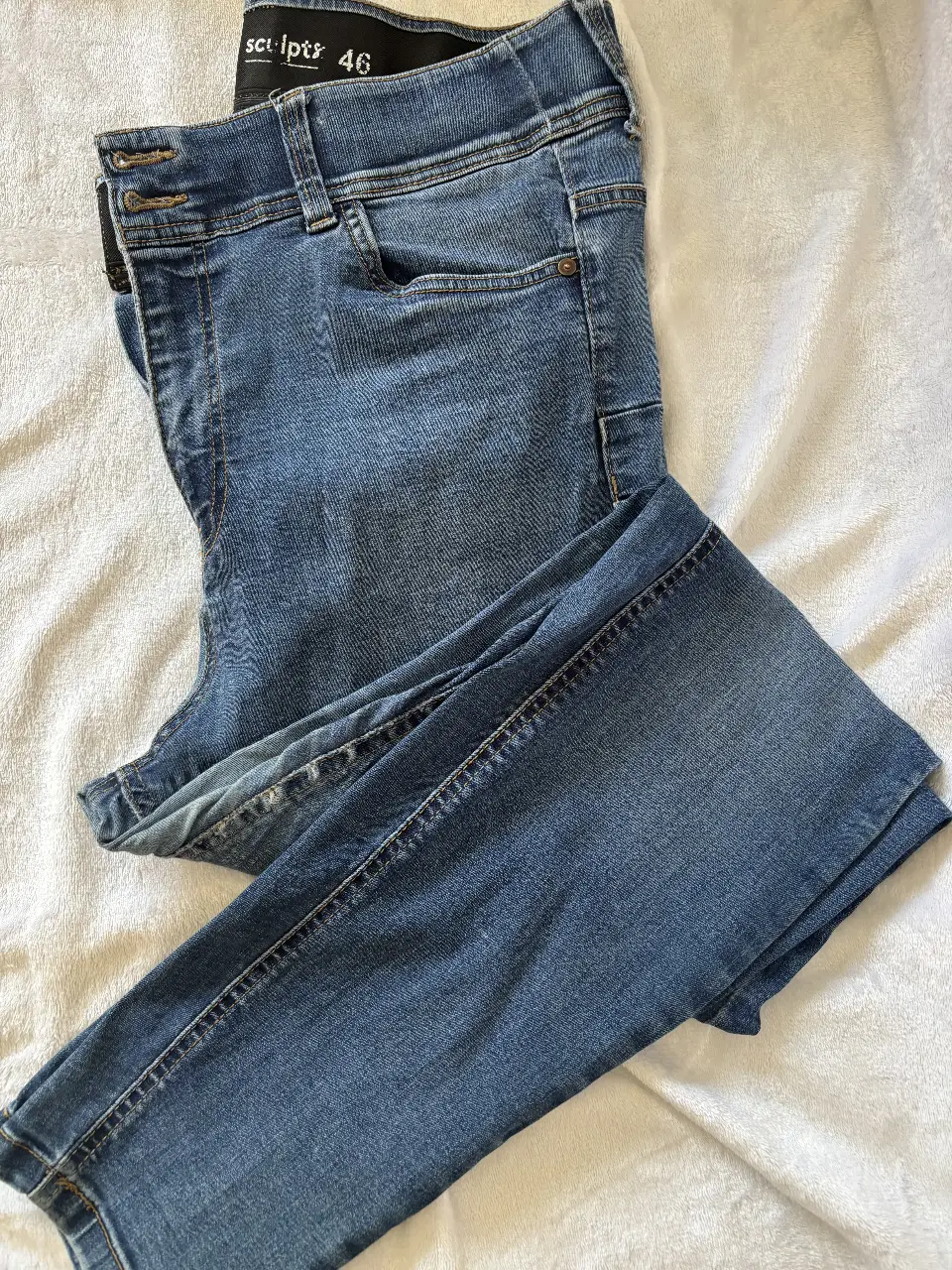 Jeans de mujer tiro alto, color azul, con detalles de costura y diseño que realzan la figura. Talle 46, ideal para un look casual y moderno.
