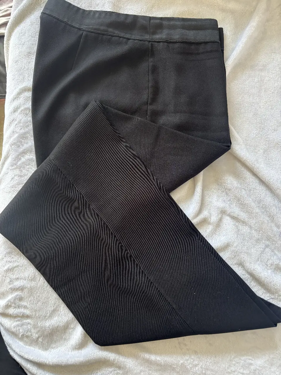 Pantalón sastrero negro de vestir, talle 46. Ideal para un look formal o de oficina. Tela de buena caída y corte clásico.