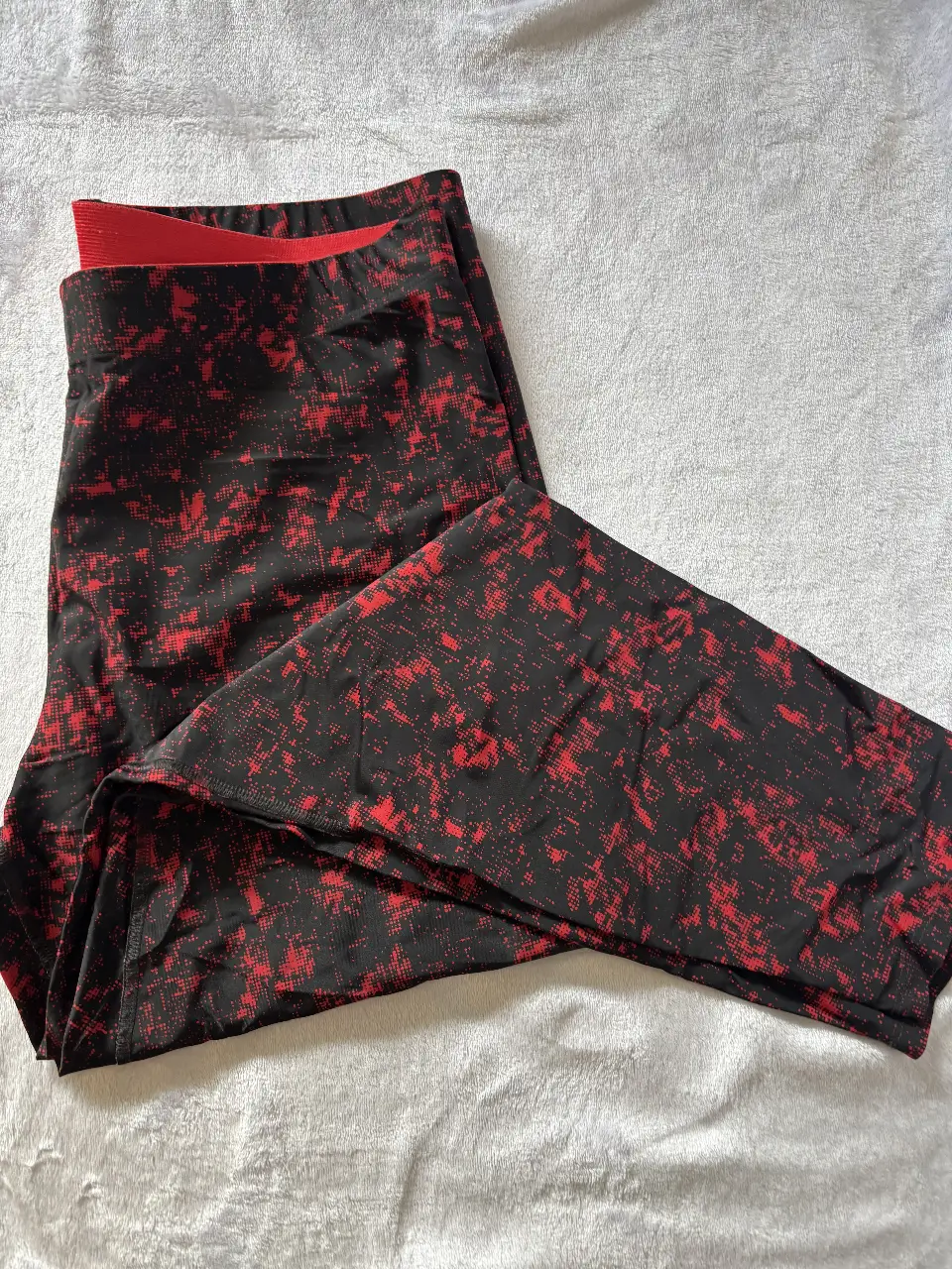 Calzas deportivas para mujer, con estampado en rojo y negro. Talle XL. Ideales para entrenar.