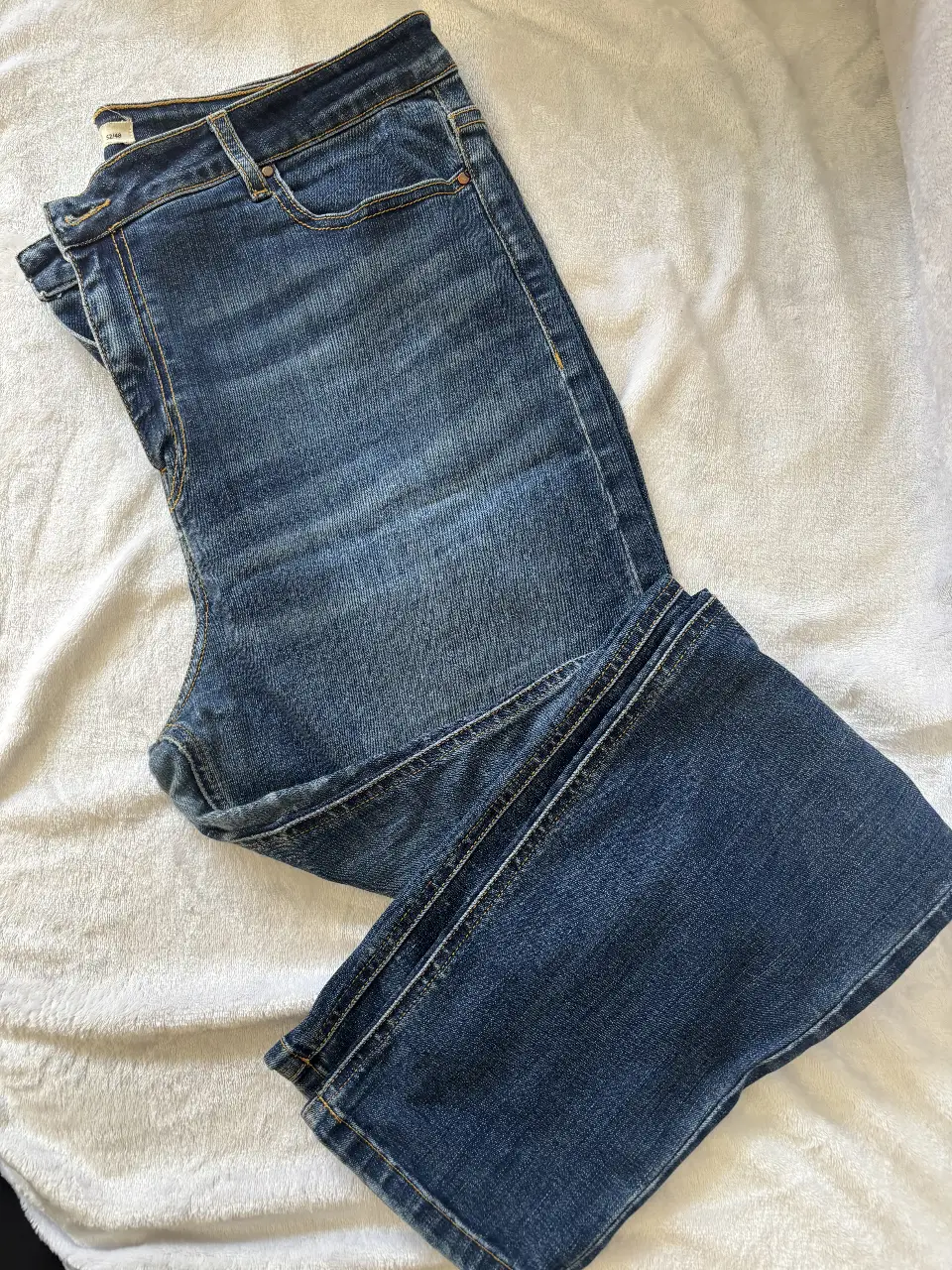 Jeans rectos de hombre, color azul, con bolsillos traseros y delanteros. Ideal para un look casual y cómodo.