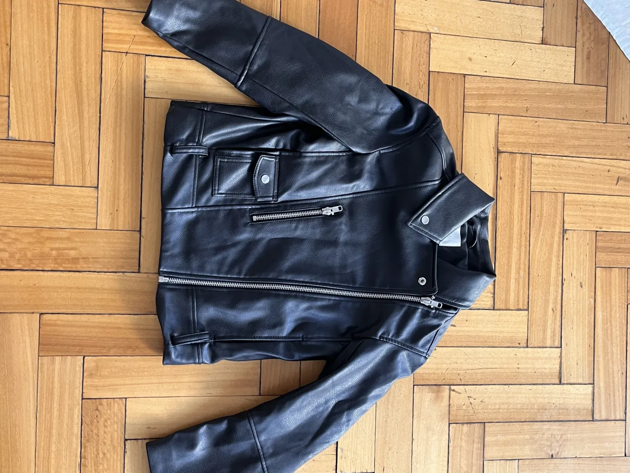 Campera de cuero negra, estilo biker, con cierre metálico y bolsillos frontales. Un clásico que no puede faltar en tu guardarropa.