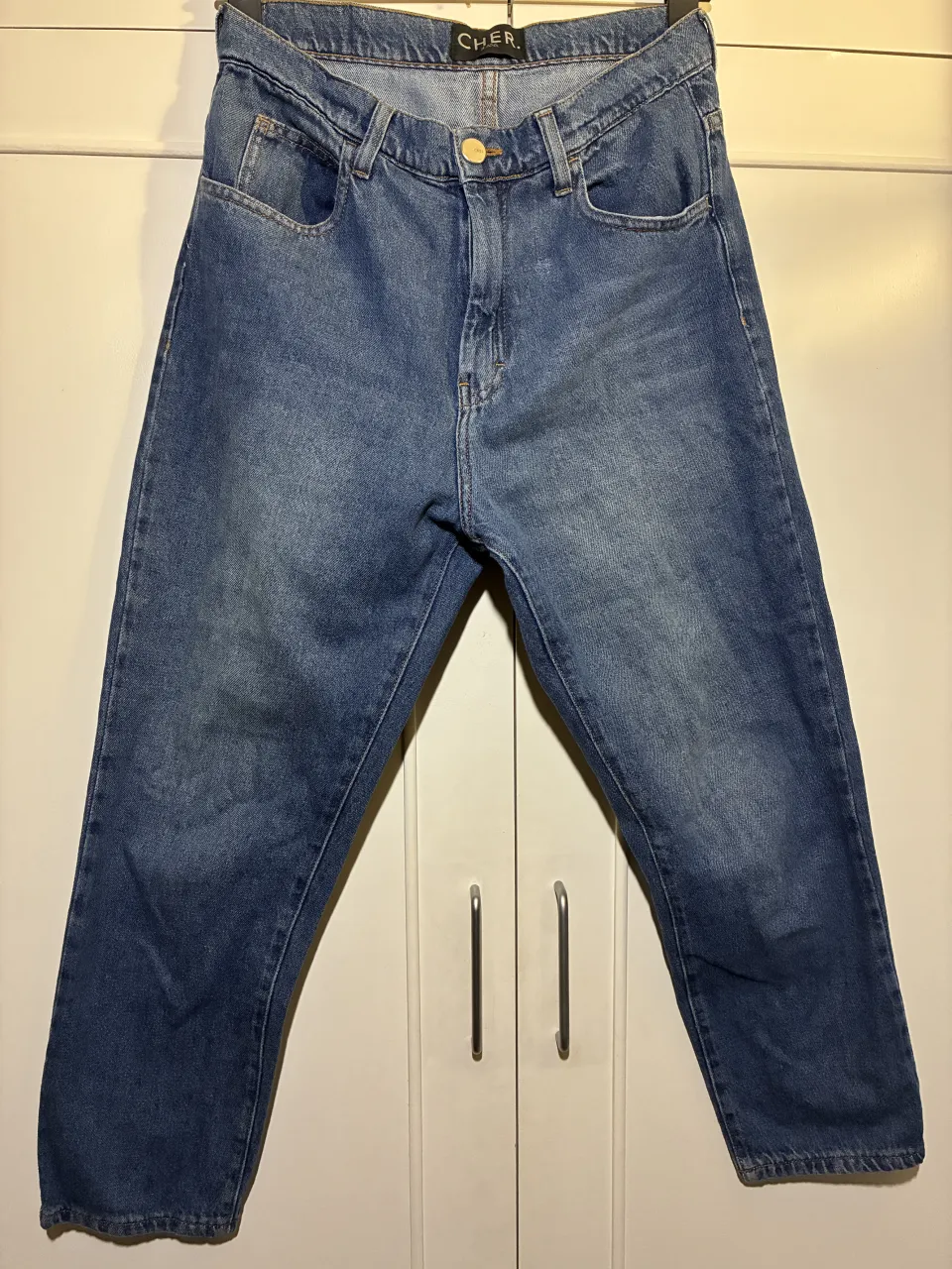 Jean de corte recto, color azul. Posee bolsillos delanteros y traseros.