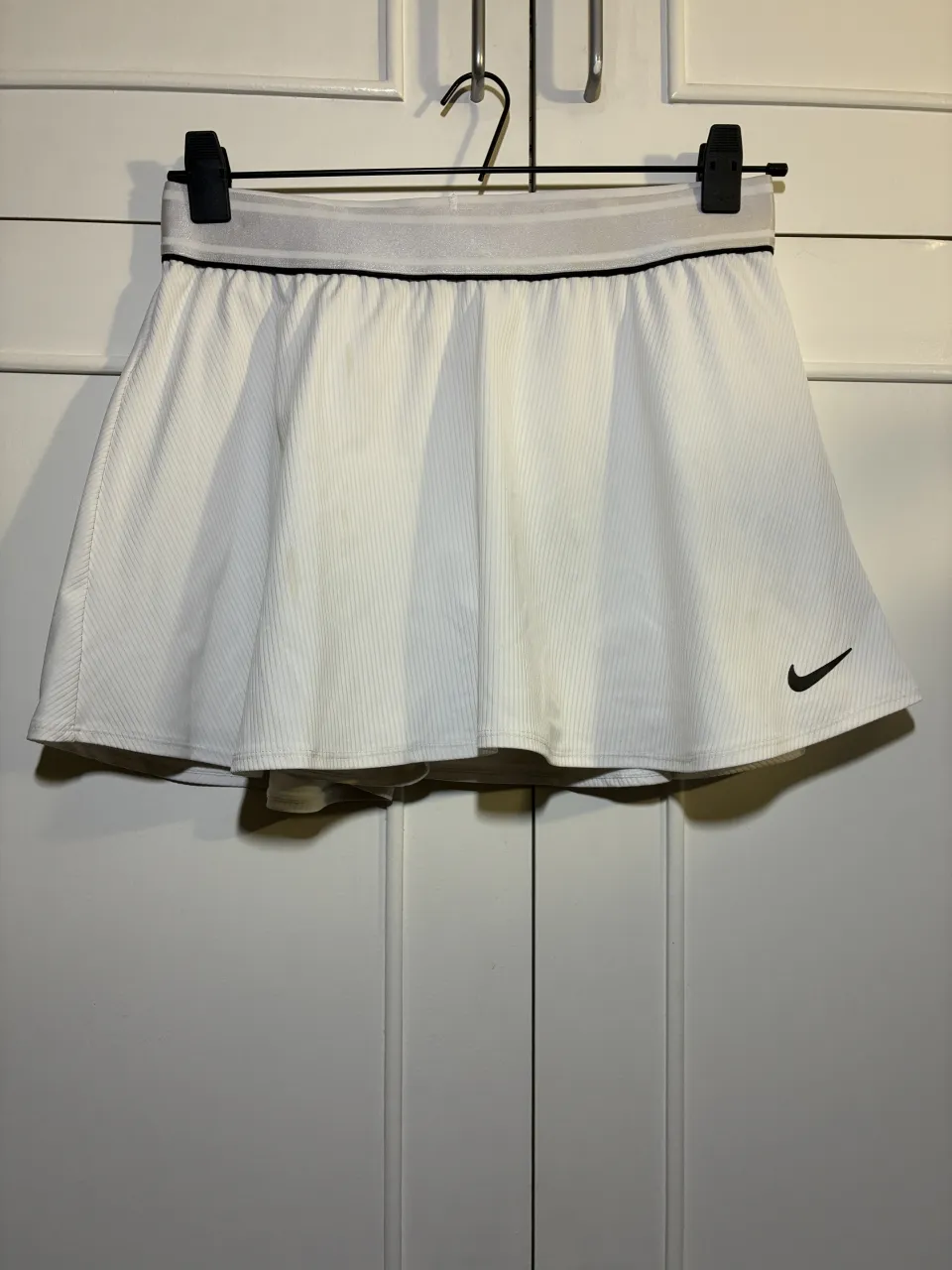 Pollera short deportiva blanca con detalles de costura y logo de Nike. En perfectas condiciones 