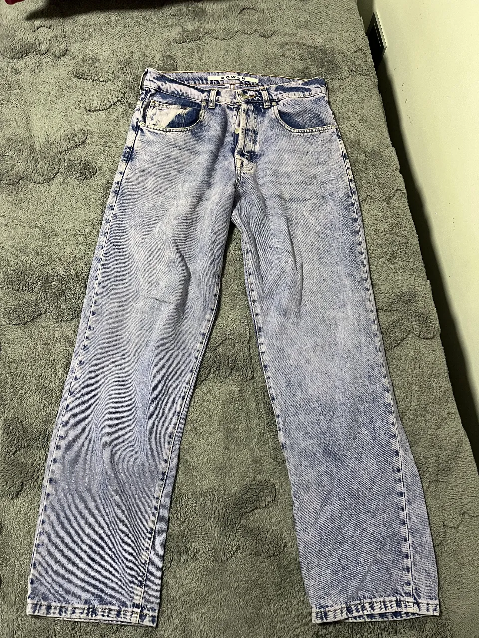 Jeans BOWEN de hombre, corte oversize, con efecto gastado y lavado. Talle 34.

Largo: 112 cm.
Ancho de cintura: 41 cm.
