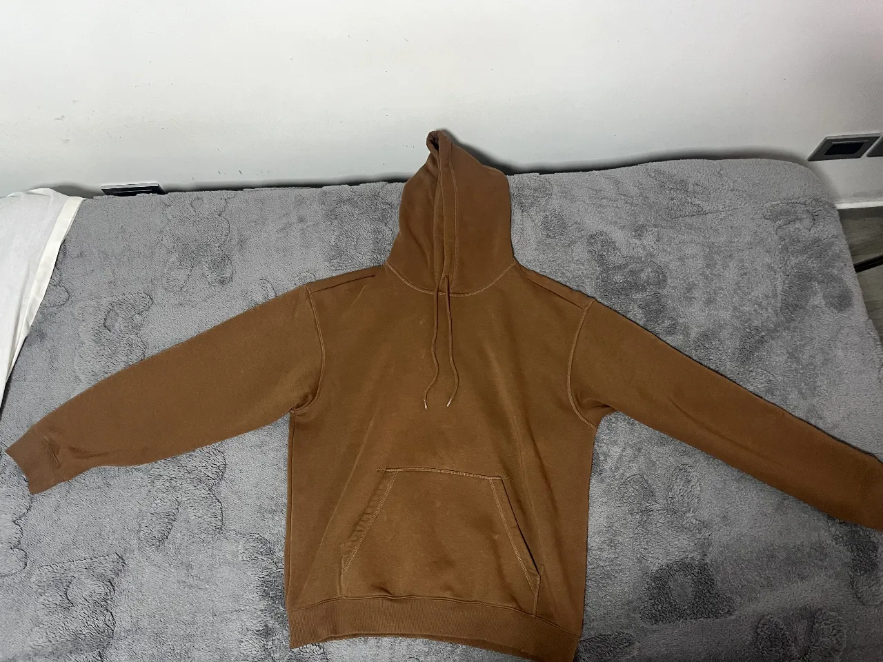 Buzo marrón H&M de hombre, con capucha y bolsillo frontal. Talle S.

Largo: 64 cm.
Ancho: 58 cm.