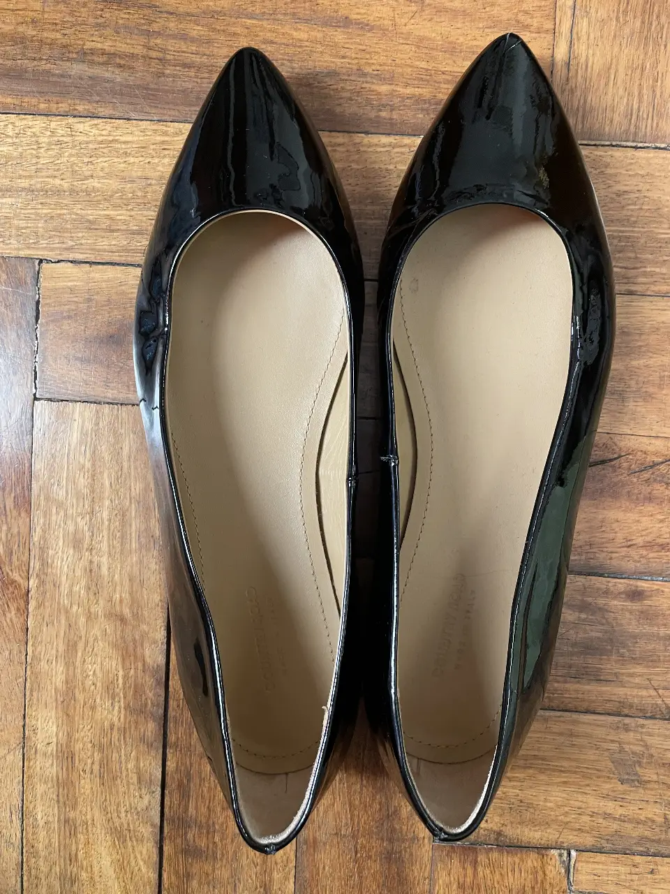 Ballerinas de charol negro (cuero, hecho en Italia, Country Road-marca australiana-), con punta fina y diseño elegante. Ideales para un look sofisticado y cómodo.