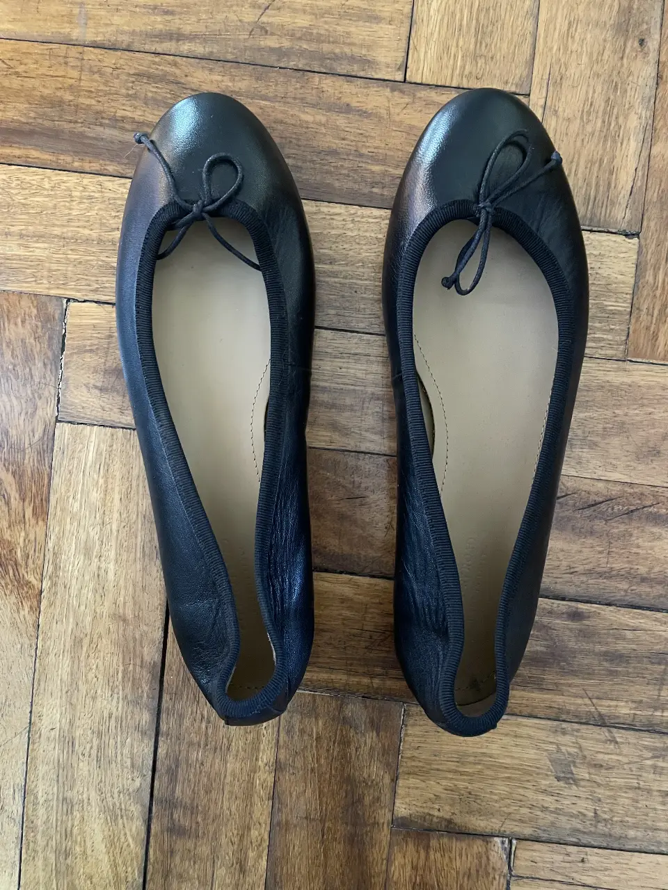 Ballerinas negras de cuero, marca Country Road (Australia- hechos en Italia), talle 38. Calzado de mujer, ideal para un look elegante y cómodo. Muy poco uso.