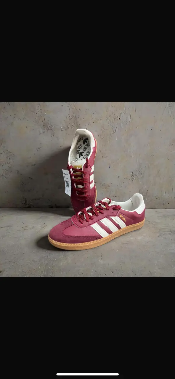 Zapatillas Adidas Samba en color bordó con detalles en blanco y suela de goma. Un clásico atemporal para un look casual y cómodo.