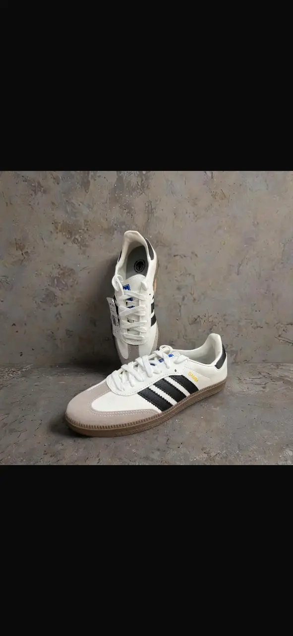 Zapatillas Adidas Samba, clásicas y versátiles. Ideales para un look casual y urbano. Con las icónicas tres tiras y suela de goma.