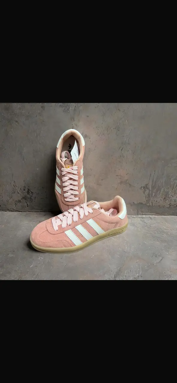 Zapatillas Adidas Gazelle en color rosa con detalles blancos. Un clásico de Adidas, ideales para un look casual y cómodo.
