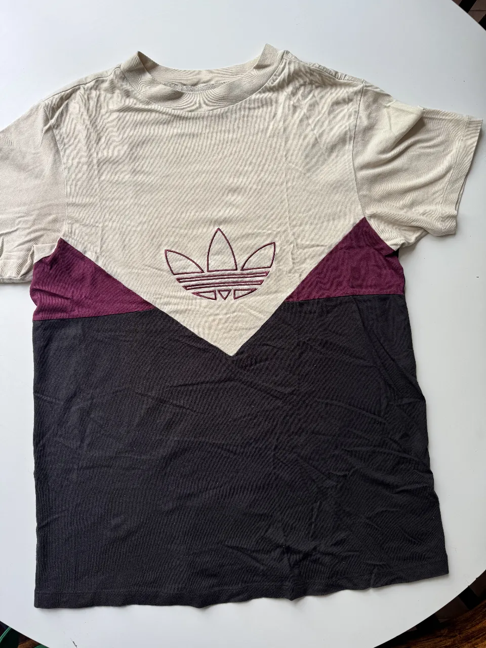 Remera Adidas talle M, color crudo con detalles en negro y bordo. 
Adidas original 