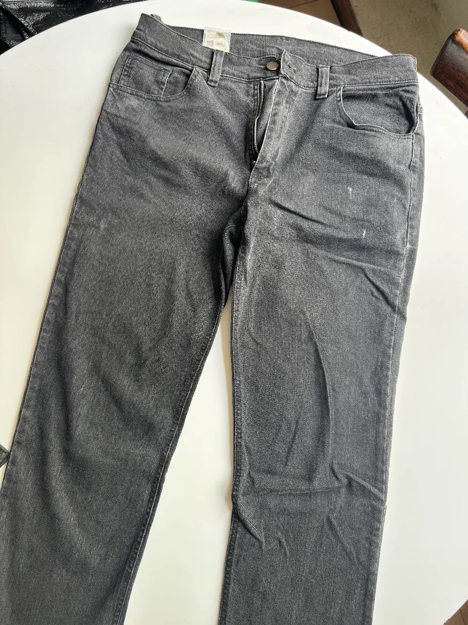 Jeans grises tiro alto, corte recto y estilo vintage. Perfectos para un look casual y canchero. Ideales para combinar con remeras o buzos.