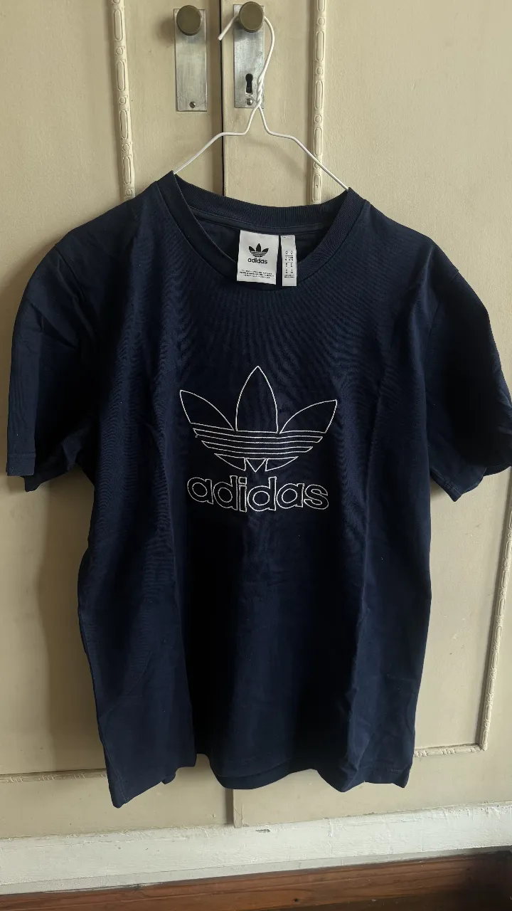 Remera azul marino de manga corta con logo de Adidas original en blanco. Ideal para un look casual y deportivo. 
Muy poco uso! 