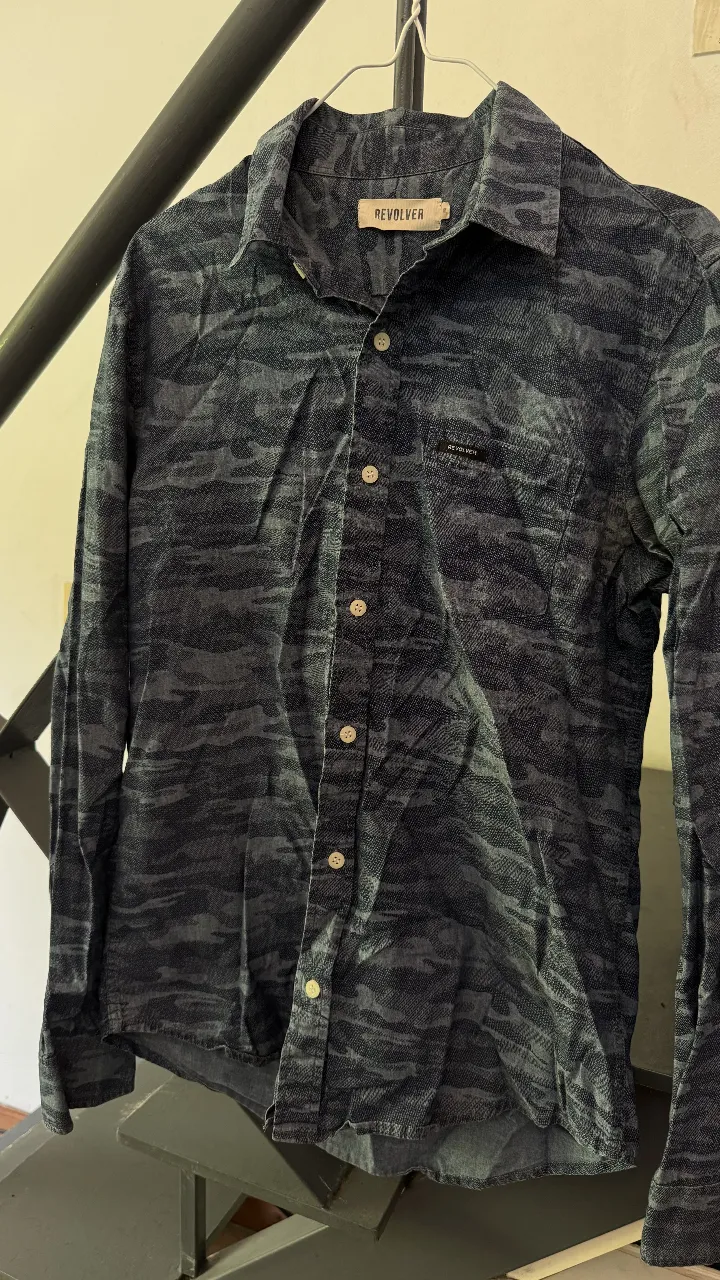 Camisa de manga larga con estampa camuflada en tonos azules y grises.