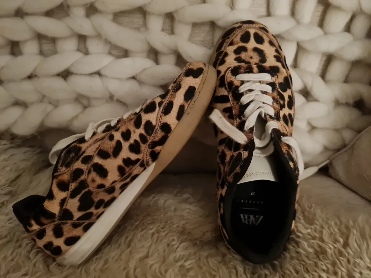 Zapatillas Zara con estampado de leopardo piel, talle 37. Ideales para un look canchero y moderno.