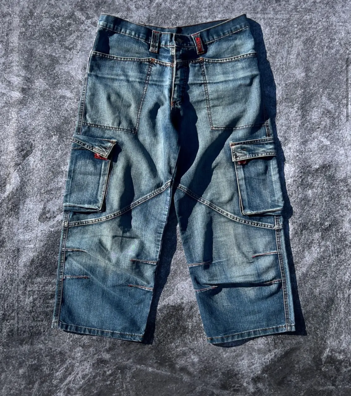 Pantalón cargo de jean azul con múltiples bolsillos y detalles en rojo. Estilo utilitario y Y2K. MEDIDAS: Talle: 42 - Largo: 86cm - Cintura: 86cm