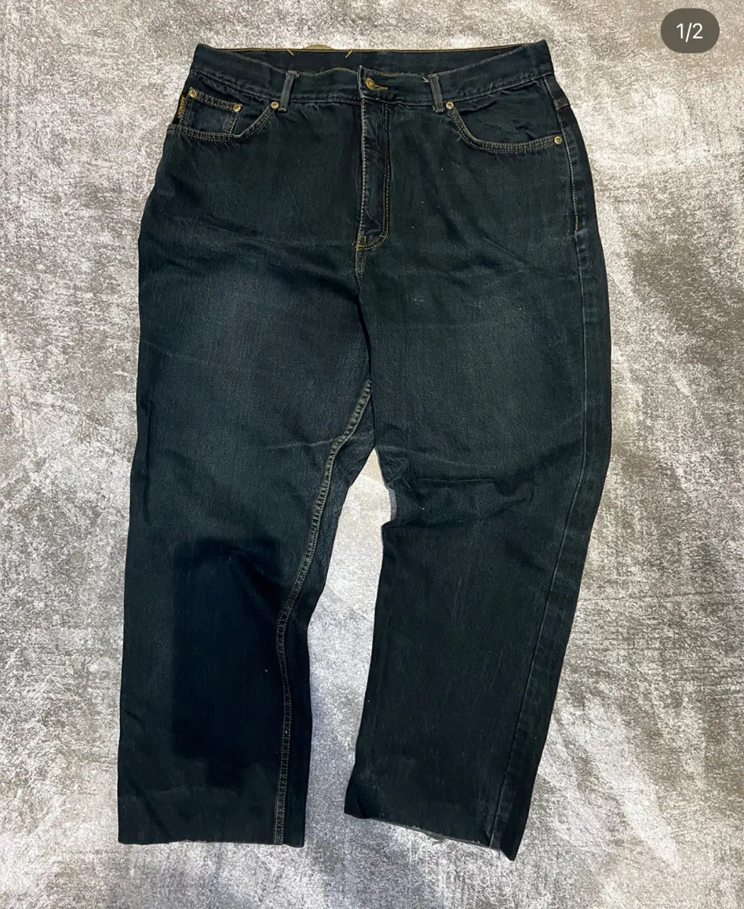 Jeans rectos de hombre, color negro, con bolsillos delanteros y traseros. MEDIDAS: Talle: 44/46 - Largo: 103 - Cadera: 62 - Cintura: 46