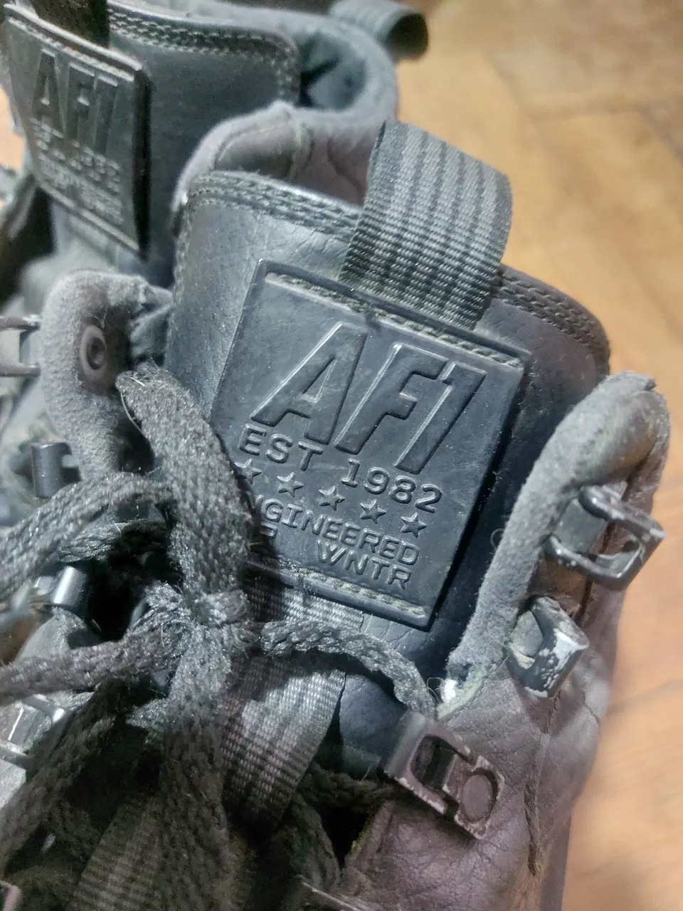 Botas de cuero negras, estilo urbano y deportivo. Perfectas para el invierno y para actividades al aire libre. Cuentan con un diseño moderno y robusto, ideales para quienes buscan comodidad y estilo.