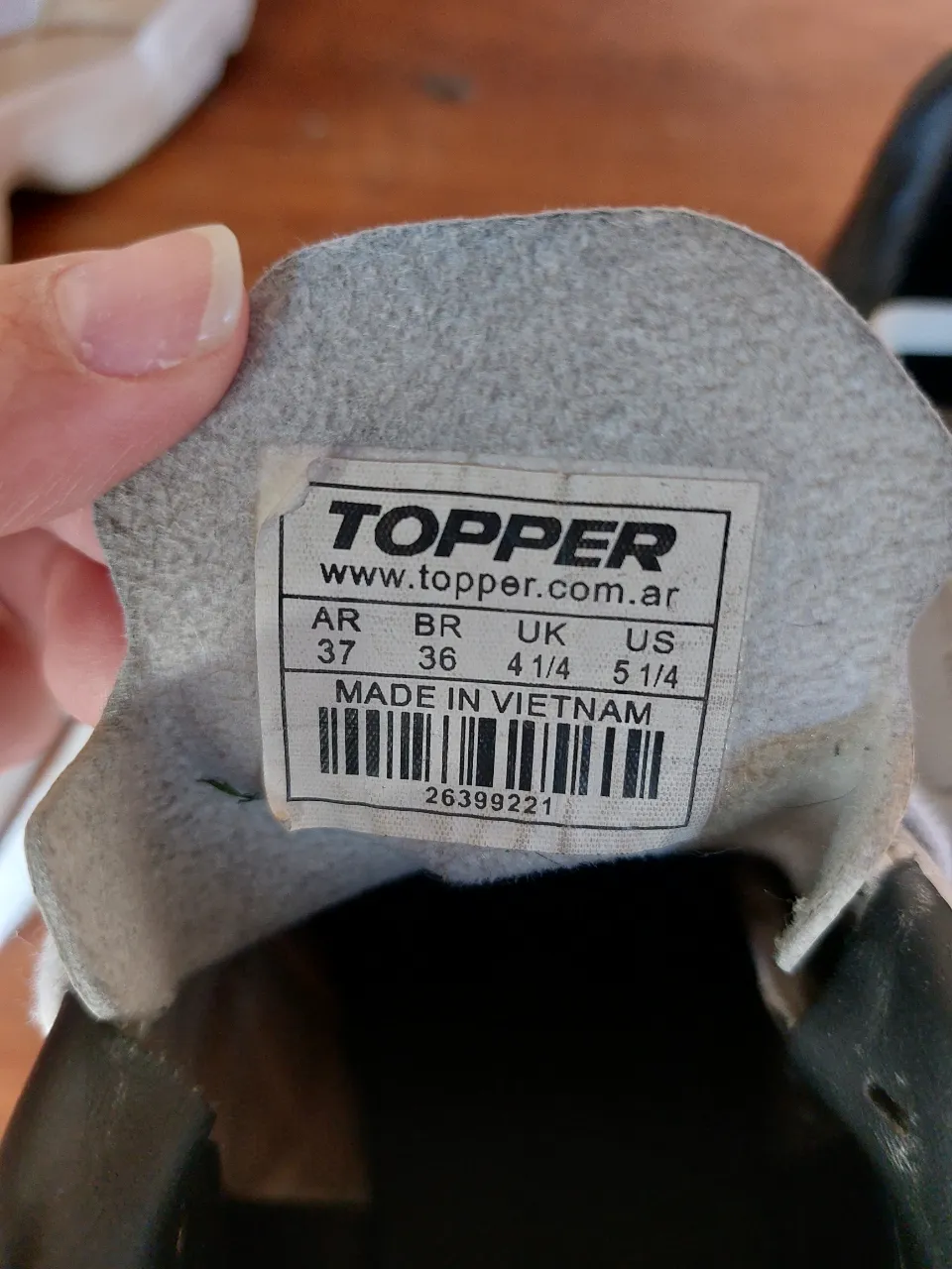 Zapatillas de fútbol Topper, blancas con detalles en negro. Ideales para jugar en canchas de césped sintético o interiores. Muy cómodas y con buen agarre.