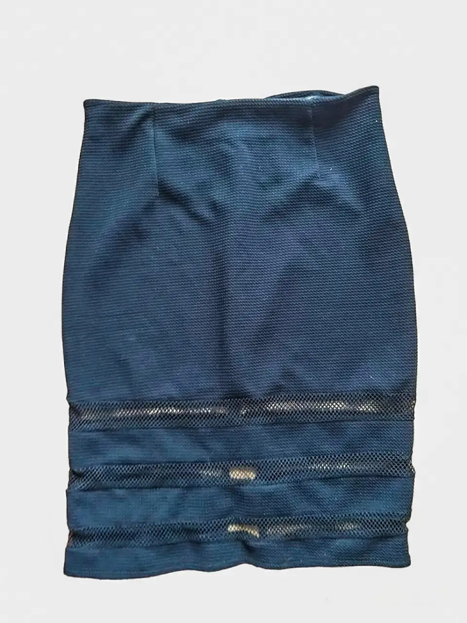 Pollera lápiz negra con detalles de red en la parte inferior. Cierre trasero. talle s, marca MAB