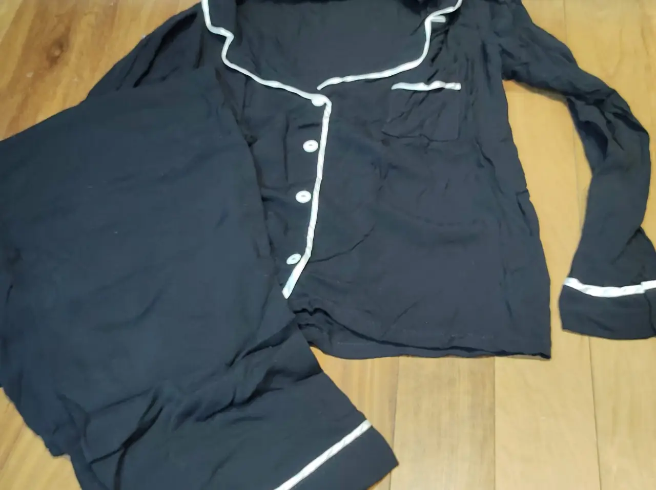 Nuevo! Pijama de dos piezas para mujer, color negro con detalles blancos. Talle M/L. Incluye camisa con botones y bolsillo, y pantalón largo con terminaciones blancas.