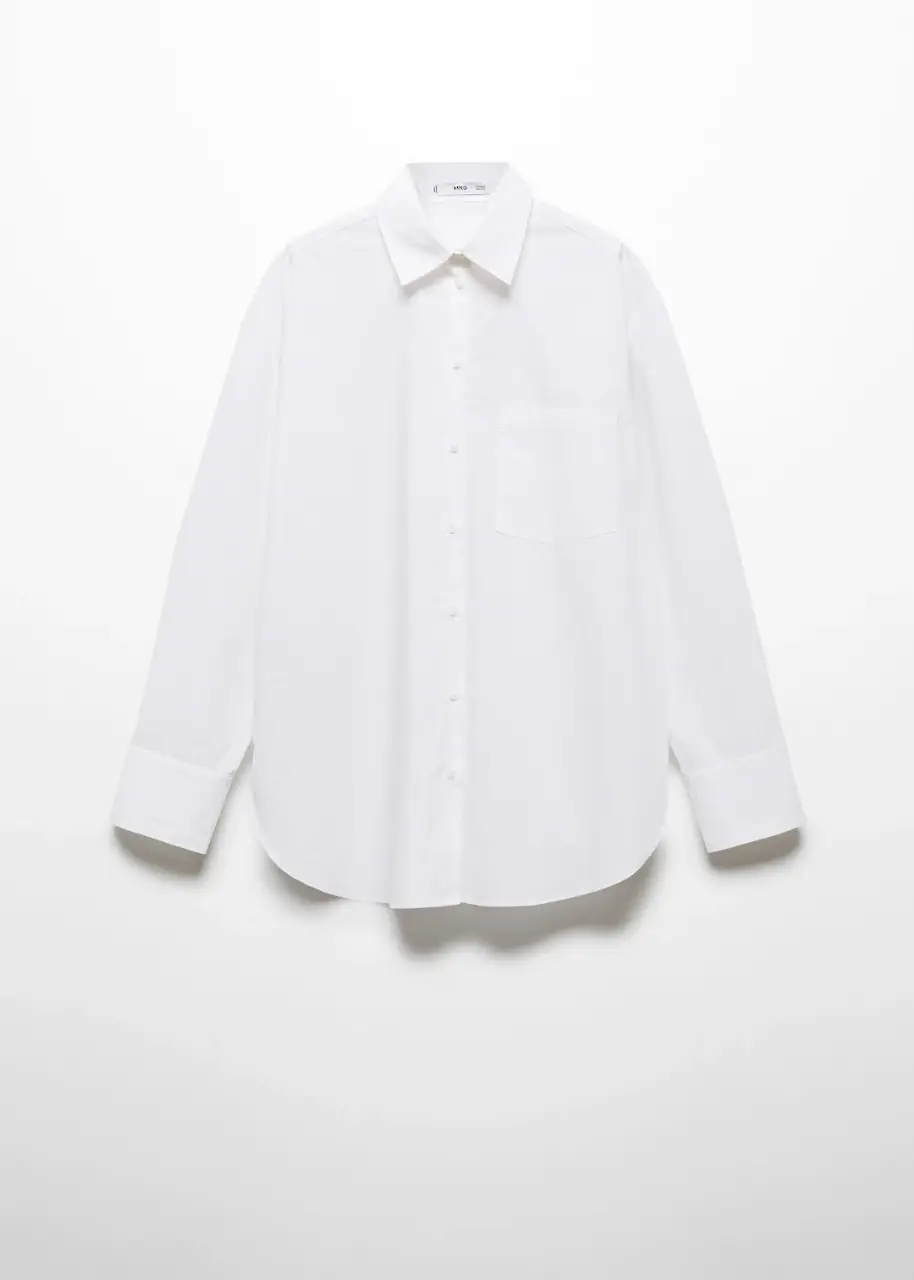 NUEVA CON ETIQUETA. Camisa blanca de manga larga con bolsillo en el pecho OVERSIZE. Corte clásico y holgado, ideal para un look casual o semi formal. Confeccionada en tela de 100% algodón.