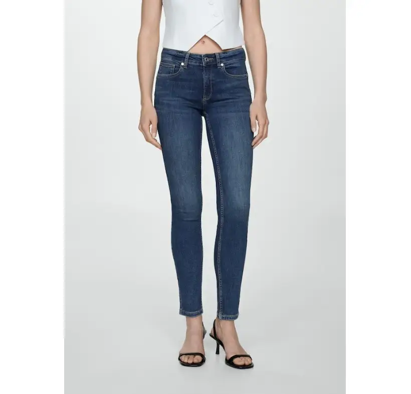NUEVO CON ETIQUETA!!! Jean skinny push up de mujer tiro medio-bajo, corte skinny, efecto push up. Color azul oscuro. Talle 34. Cintura 62. Cadera 94. Un clásico que estiliza la figura.