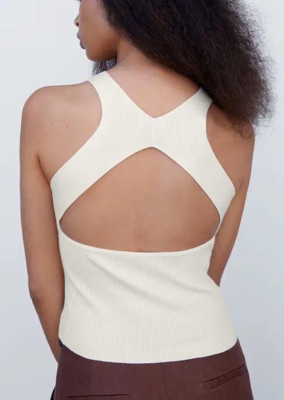 NUEVO CON ETIQUETA! Top de mujer crudo con espalda descubierta y diseño cruzado. Ideal para un look moderno y elegante. Tejido de punto fino. Diseño entallado. Diseño Crop. Cuello redondo. Abertura en la espalda. Sin cierre.