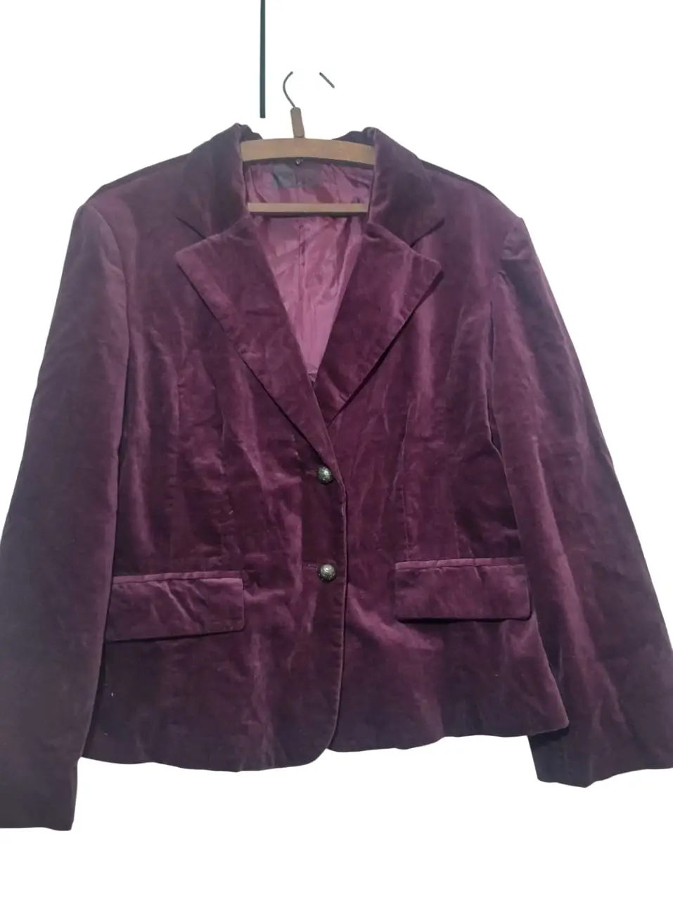 Blazer de terciopelo color bordó/morado. Posee dos botones y dos bolsillos delanteros. Ideal para un look elegante y sofisticado. Usado, pero en buen estado general. Tiene algún defecto en el forro, pero no se ve al momento de usarlo. 
