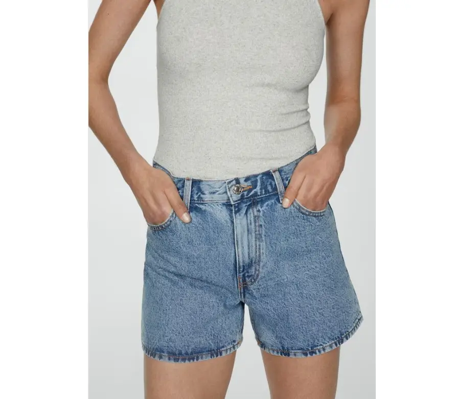NUEVO CON ETIQUETA! Short de jean de mujer, tiro alto, con bolsillos delanteros y traseros. Ideal para un look casual y moderno. Talle 44 - XL. Cintura 92. Cadera 118.